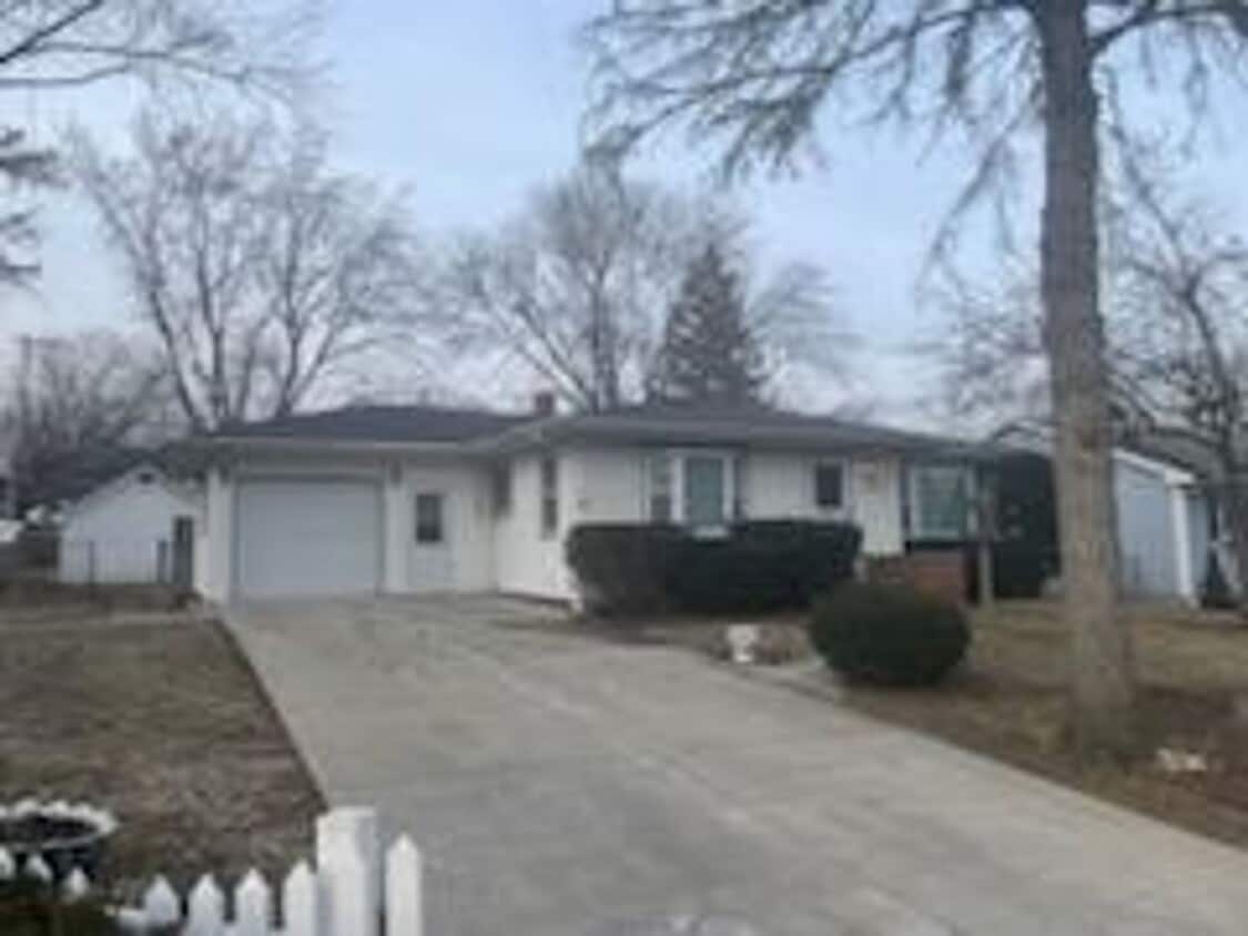 Primary Photo - 3 Bedroom in Grayslake