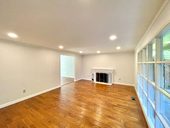 Foto del edificio - Beautiful 4-Bedroom Home in Bellevue's Heart