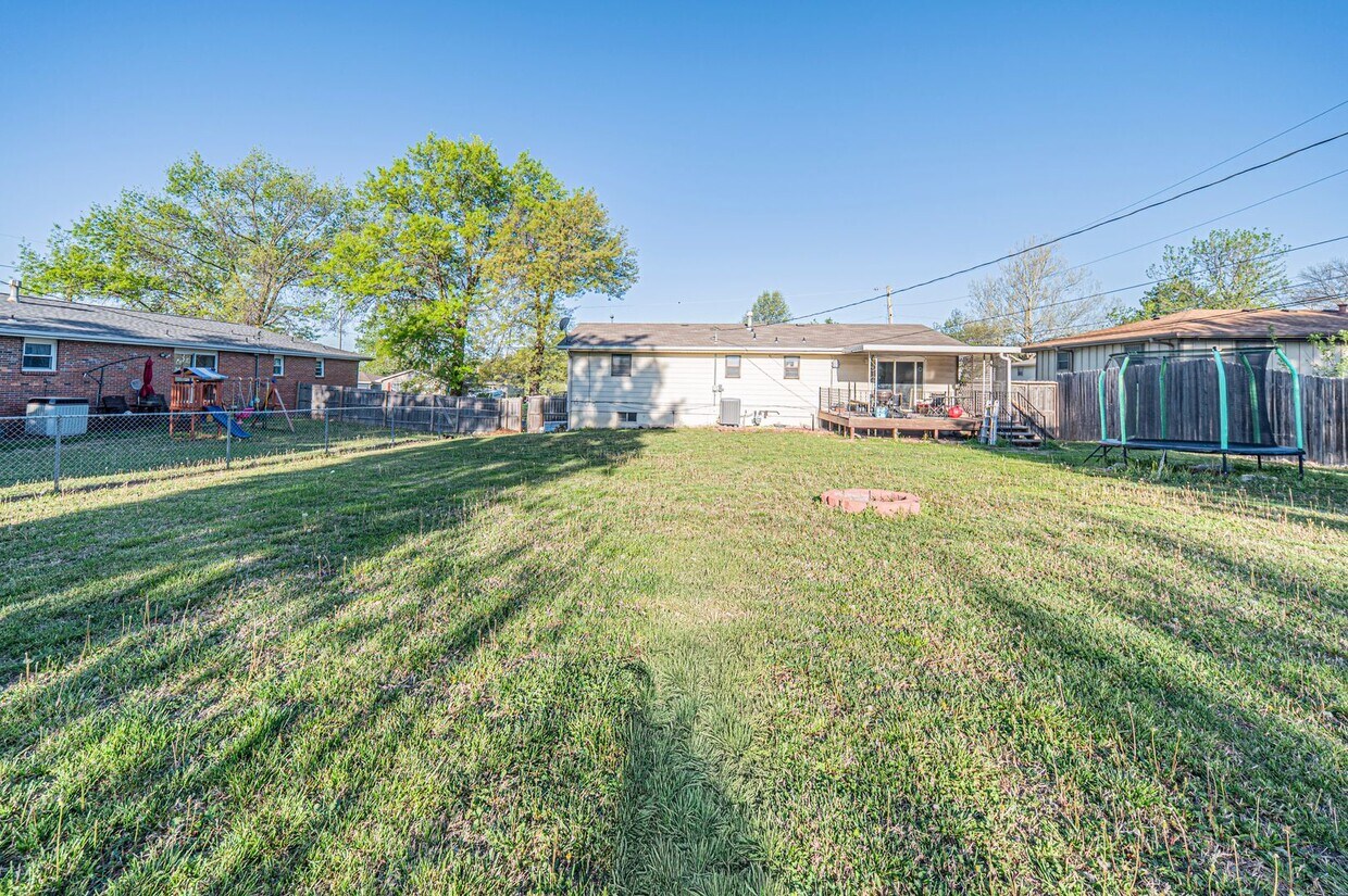 Foto del edificio - Please View 3D Virtual Walk-Through Before Scheduling a Showing