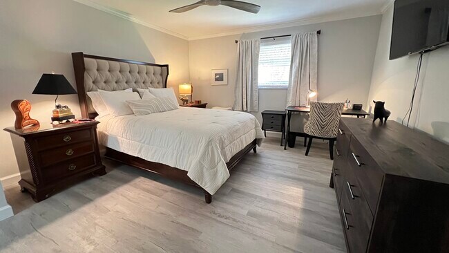 Dormitorio principal con cama queen - 1517 Chesapeake Ave