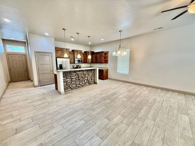 Building Photo - Spacious 2-Bedroom Duplex with Den & Fence...