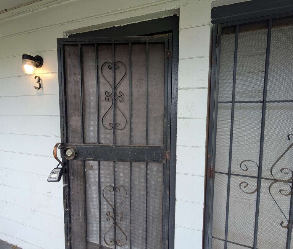 "Cozy 2-Bedroom, 1-Bath Haven Near Brentwood Park" - "Cozy 2-Bedroom, 1-Bath Haven Near Brentwood Park"