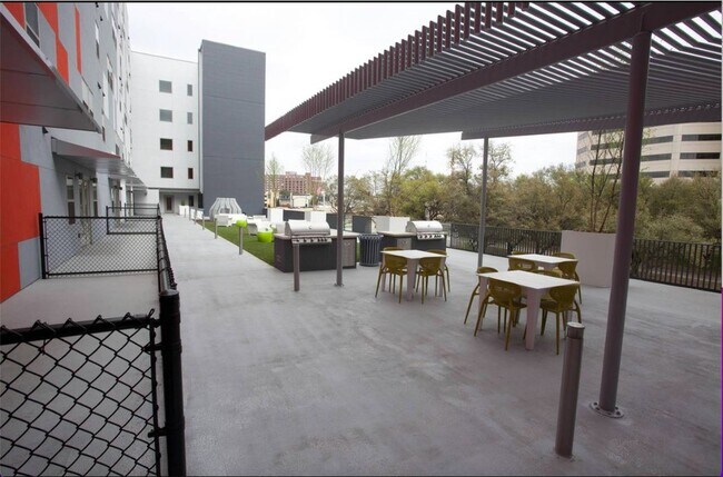 Foto del edificio - 12777 Merit Dr