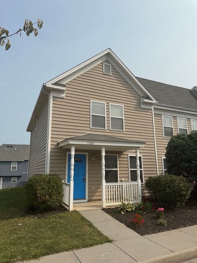 Foto principal - Immaculate End Unit Townhouse