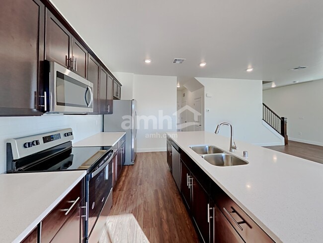 Foto del edificio - 719 Terrain Star Ave