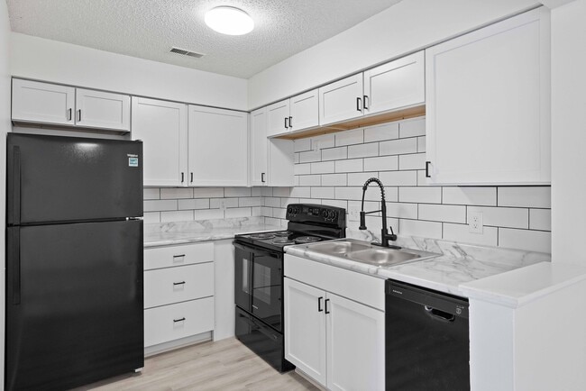 Foto del edificio - Recently updated apartments near to shoppi...