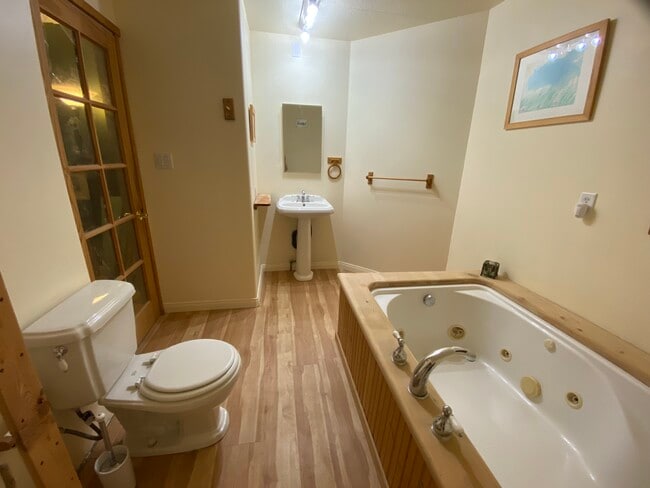 Master bath; new floor; jacuzzi tub - 1206 Supi Ln