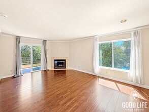 Building Photo - 7565 Charmant Dr