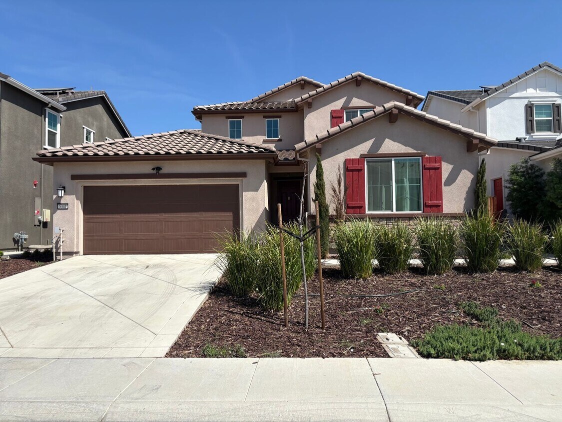 Foto principal - Stunning 4 Bedroom 3.5 Bath Home WITH SOLA...