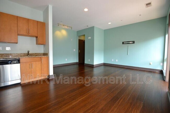 Building Photo - 2200 Lyndhurst Ave