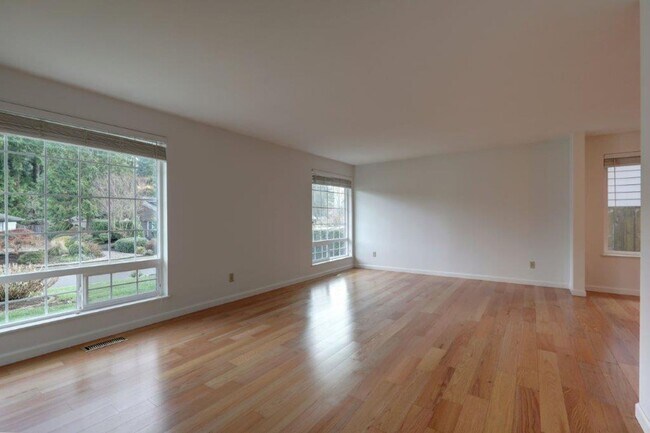 Foto del edificio - Spacious 4 Bedroom/3ba Bath Bellevue Home Available Now!