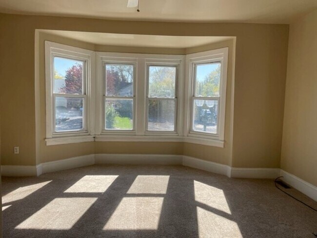 Building Photo - 2nd Floor 2 Bedrooms 1 Bathroom Apartment ...
