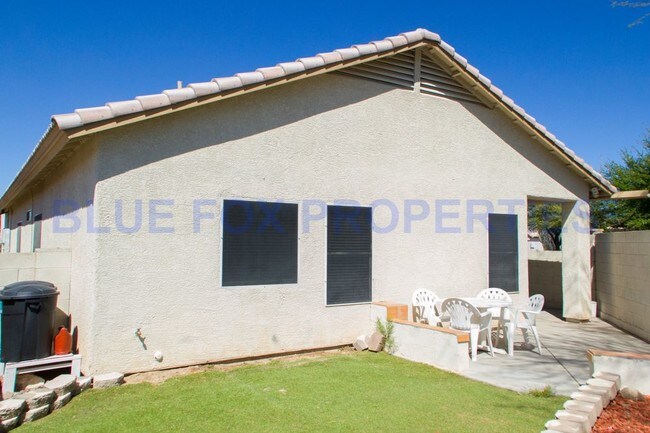 Building Photo - 3 Bed & 2 bath off Twin Peaks