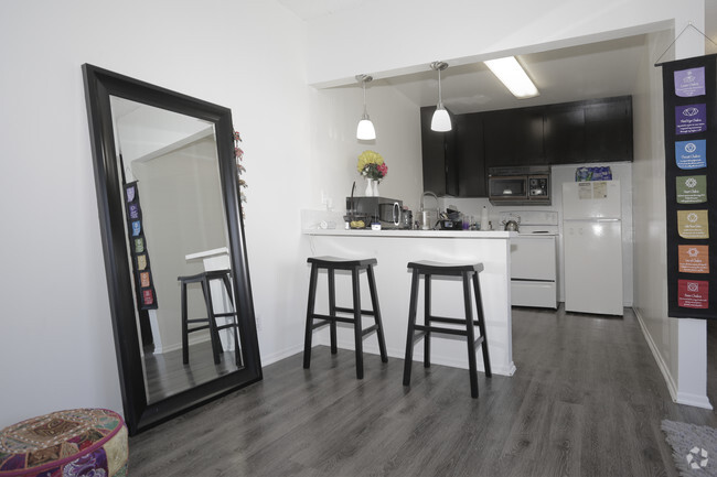 Studio, 1BA - 445 SF - Trojan Village Apartments