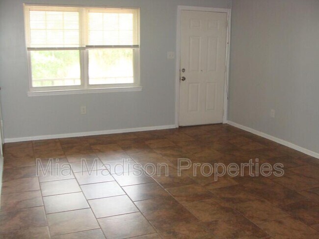 Building Photo - 1 Oak Forest Ln