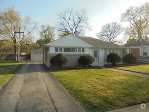 Building Photo - 2045 Magnolia Rd