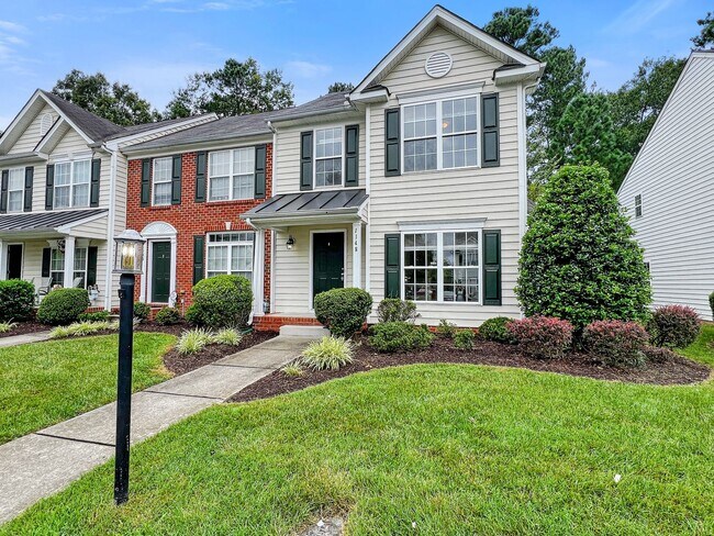 Foto del edificio - Move-In Ready Townhome Near Chippenham Par...
