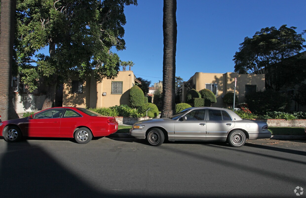 Foto del edificio - 4603-4611 Ambrose Ave