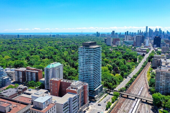 Photo du bâtiment - 1815 Yonge St
