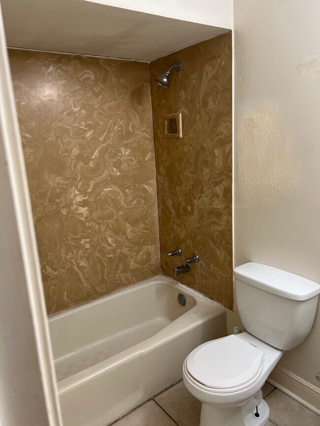 Full Upstairs Bath - 9009 Patricia St