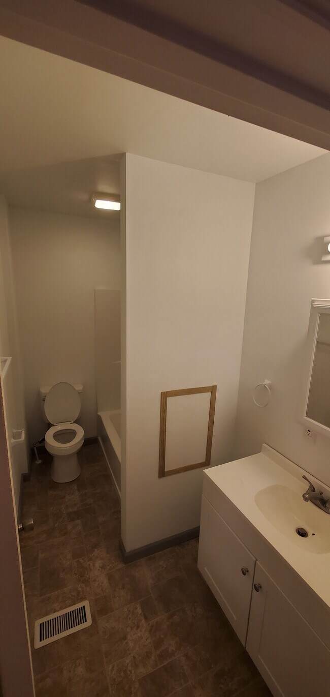 Building Photo - 1716 Spencer Plz