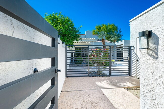 Foto del edificio - 717 Inverness Dr