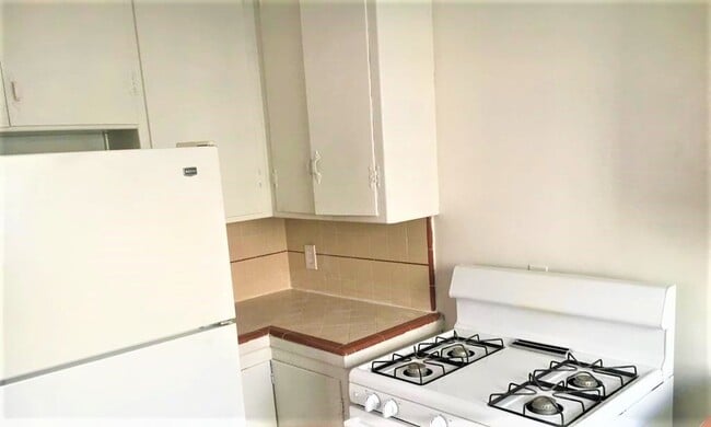 Building Photo - 838 Hayworth Ave