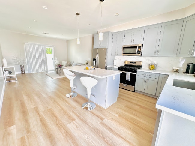 Foto del edificio - 8436 Oakdale Ave