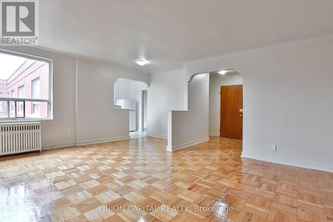 Photo du bâtiment - 1969 Eglinton Ave W