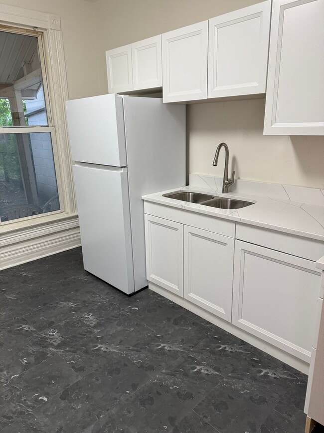 Building Photo - LARGE DOWNSTAIRS 1 Bedroom apartment