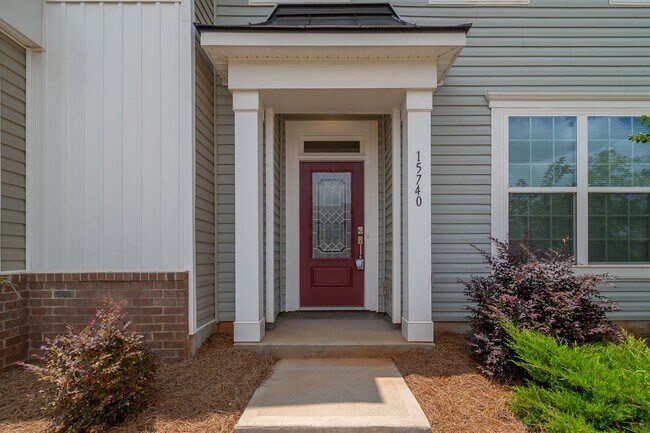 Building Photo - Spacious 3BR/2.5BA Townhome with Community Pool in Prime Steele Creek Location