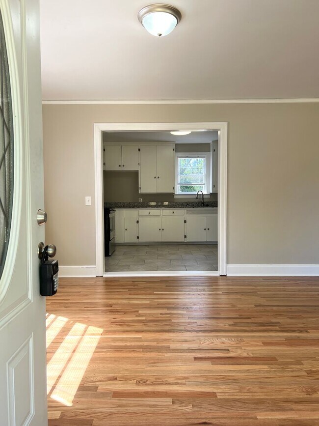 Building Photo - 3 Bedroom Classic Brick Cutie !!