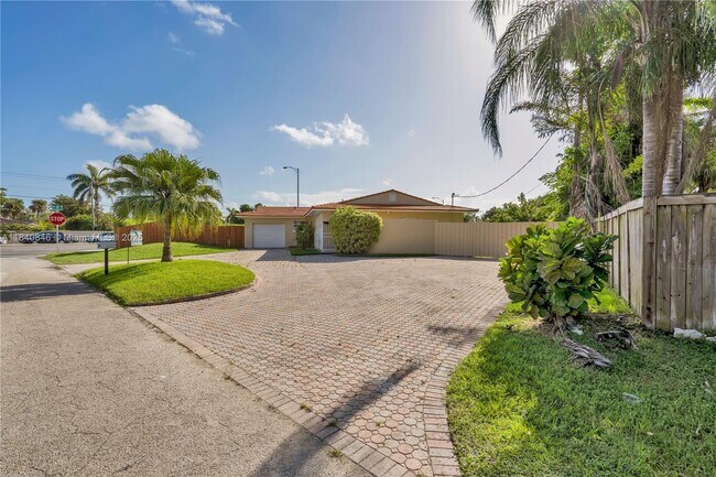 Foto del edificio - 8825-8885 SW 85th Ave