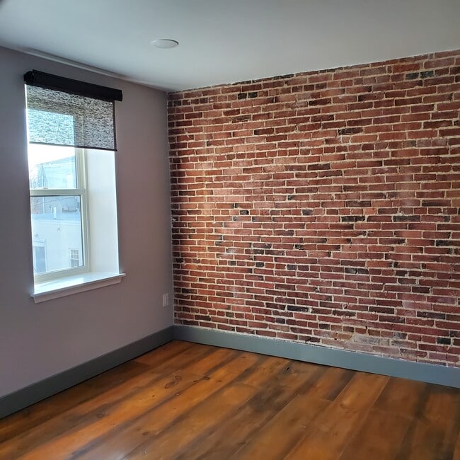 Building Photo - 235 E Market St