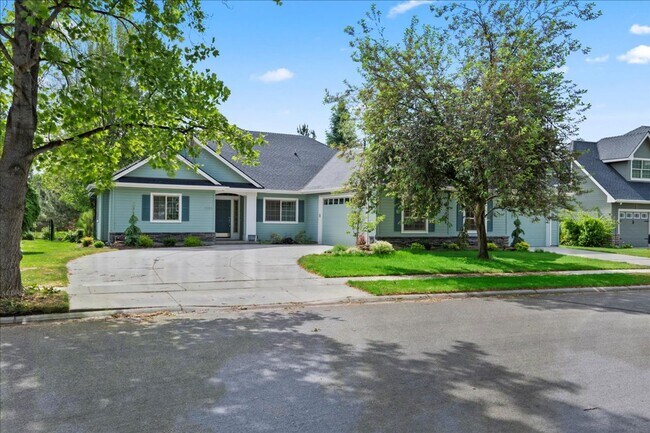Building Photo - 3 Bedroom 3 Bathroom Home in Desirable Eag...
