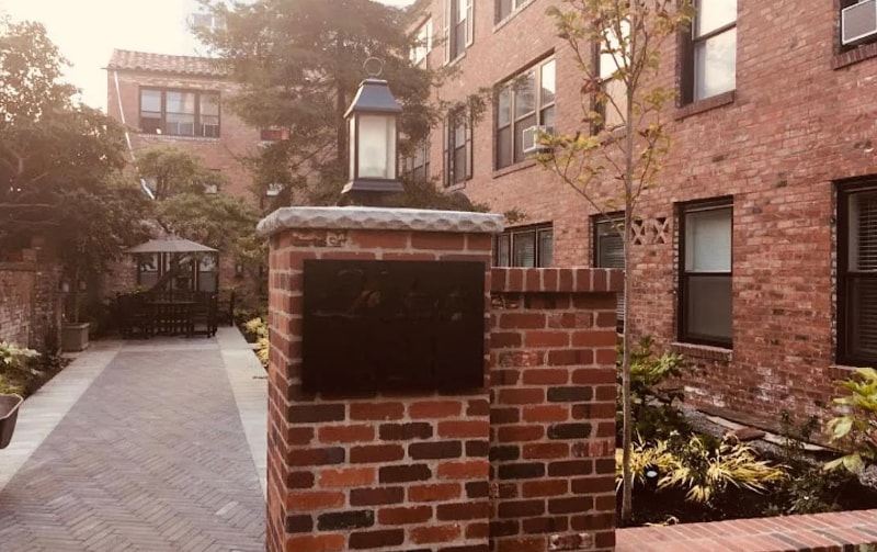 Photo - 421 Summit Ave E (Seattle, WA)