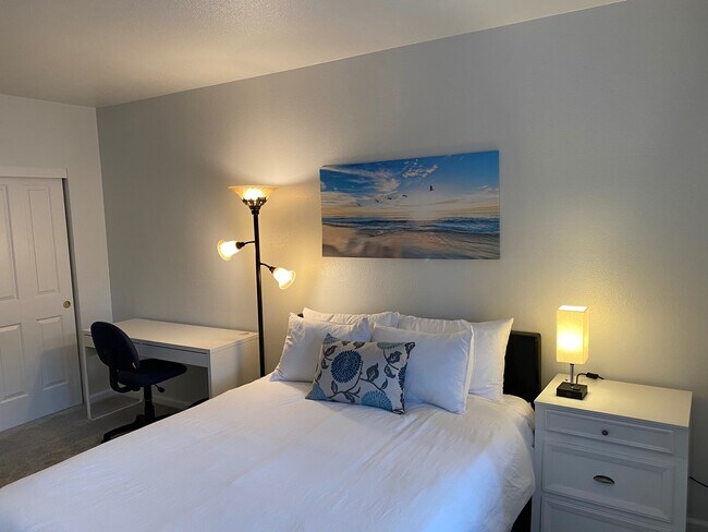 Cama tamaño queen en el segundo dormitorio - 215 Stone Pine Ln