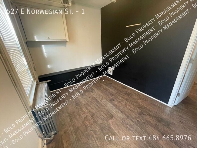 Building Photo - 527 E Norwegian St
