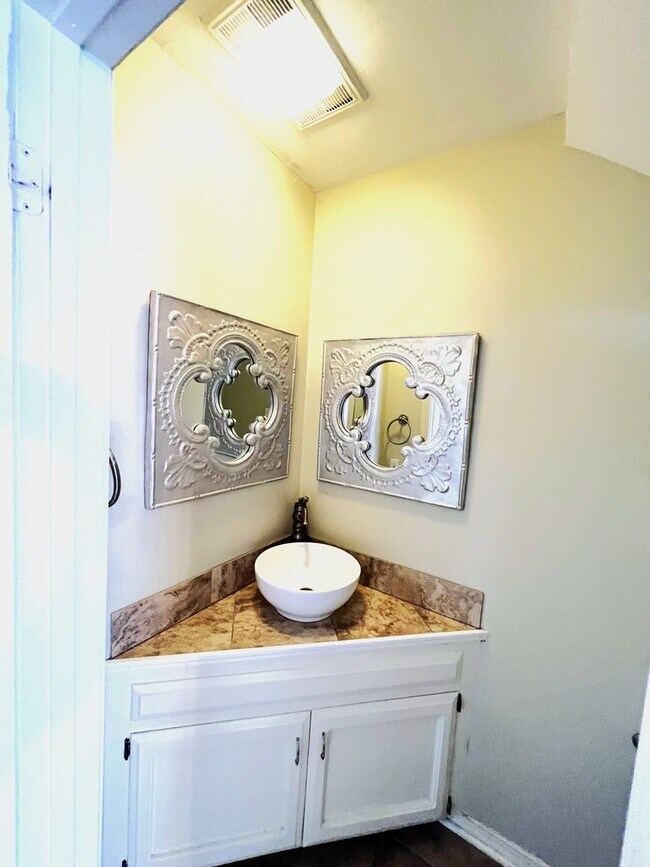 Building Photo - Hollydale Townhomes