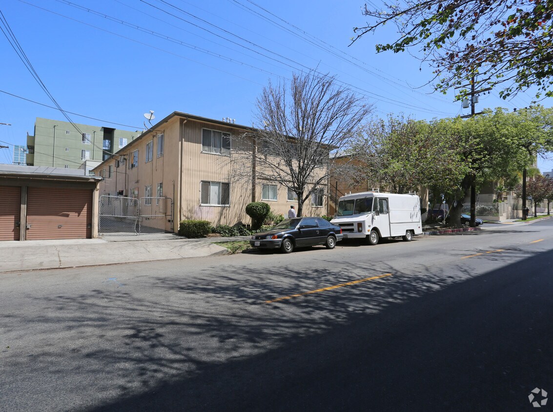 Foto del edificio - 3301 James M Wood Blvd