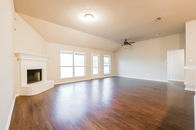 Building Photo - 616 White Swan Dr
