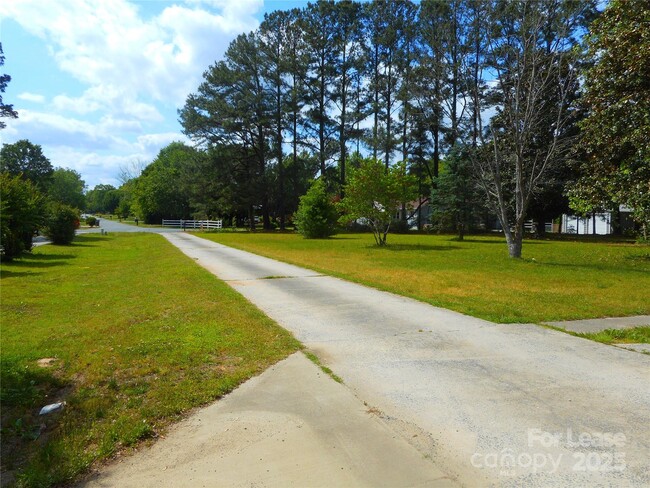 Building Photo - 733 Catawba Cir N