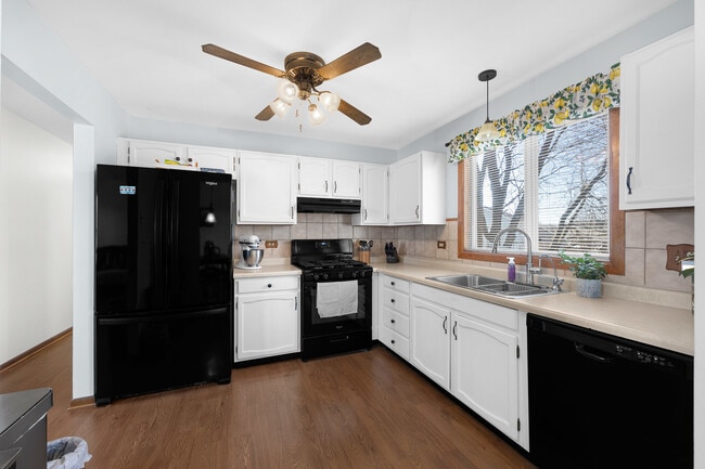 Building Photo - 808 Prairie Ave