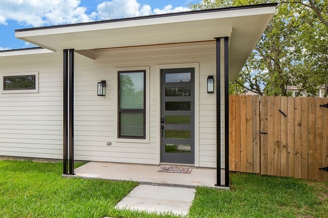 Building Photo - Available late February!! Gorgeous 1/1 in ...