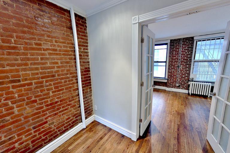 Foto principal - 221 E 23rd St