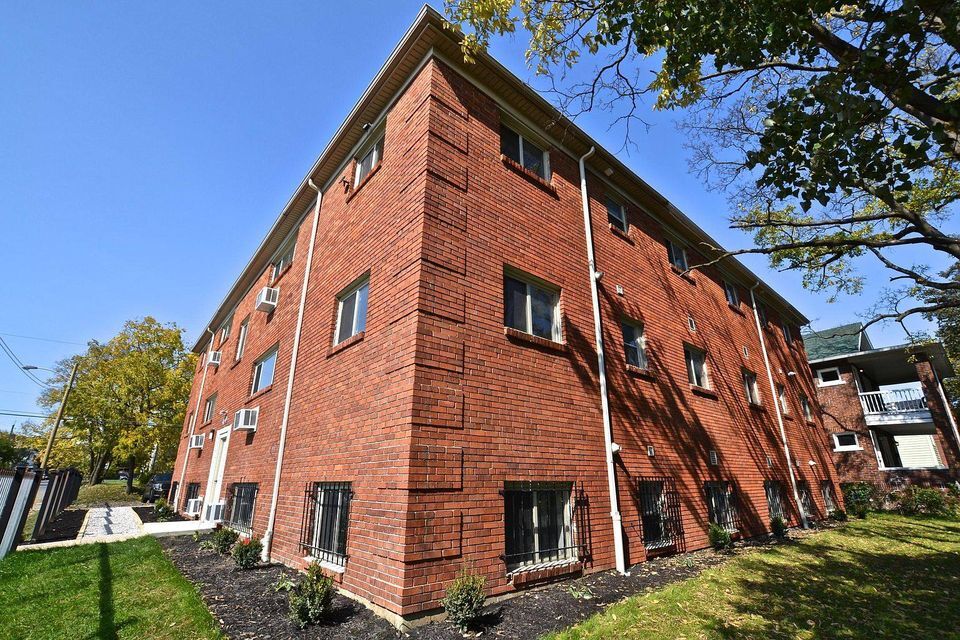 building exterior - 1580 E Mound St