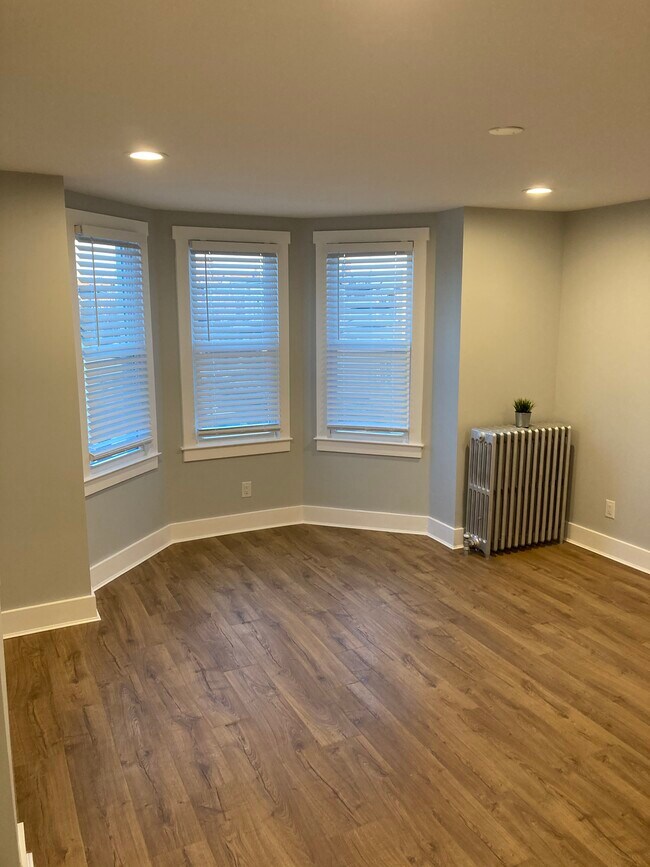 Master Bedroom - 2658 E Ontario St