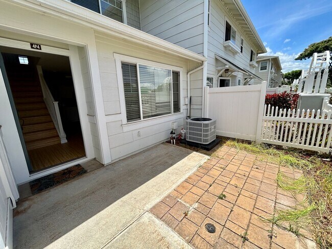 Building Photo - Spacious Townhouse with Central AC, Garage...