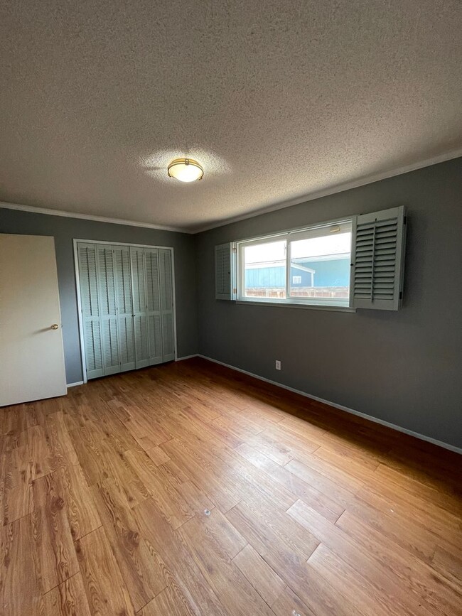 Building Photo - 3 Bedroom / 2 Bathroom  Home