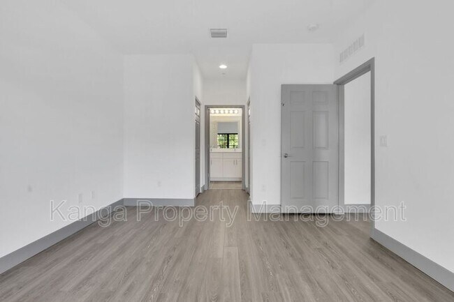 Foto del edificio - 600 NE 14th Ct